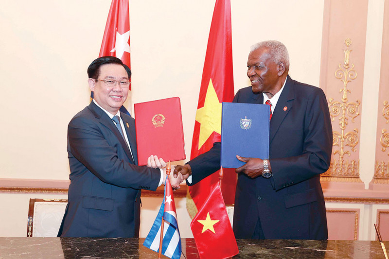 Việt Nam tặng Cuba 5.000 tấn gạo, 300 máy tính bảng